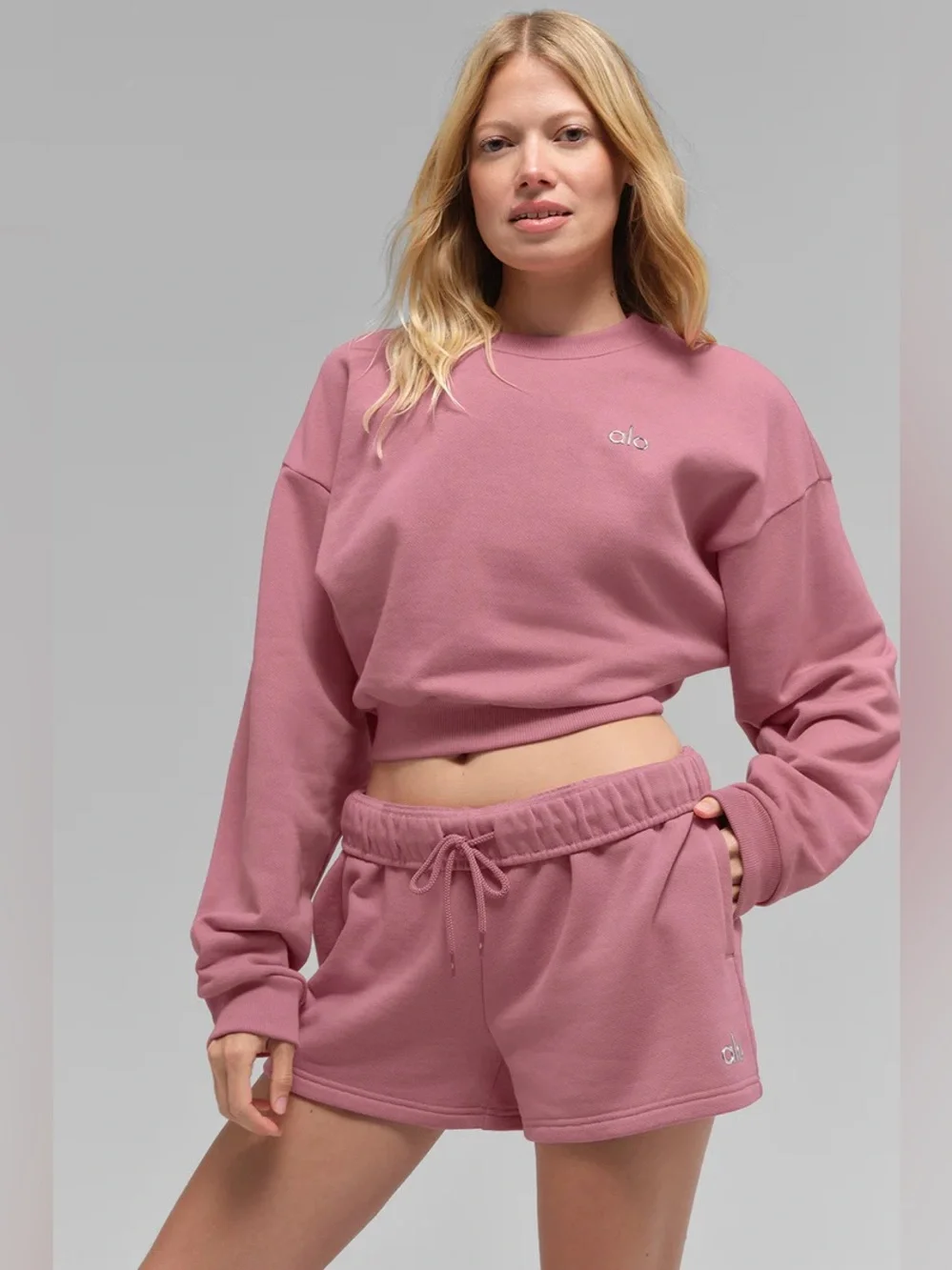 ALO YOGA | ✨NEW✨ Cropped Accolade Crewneck in Pink Wild Rose